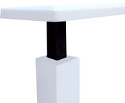 Nahaufnahme eines modernen Couchtischs mit weißer Tischplatte und schwarzem Bein, seitliche Perspektive