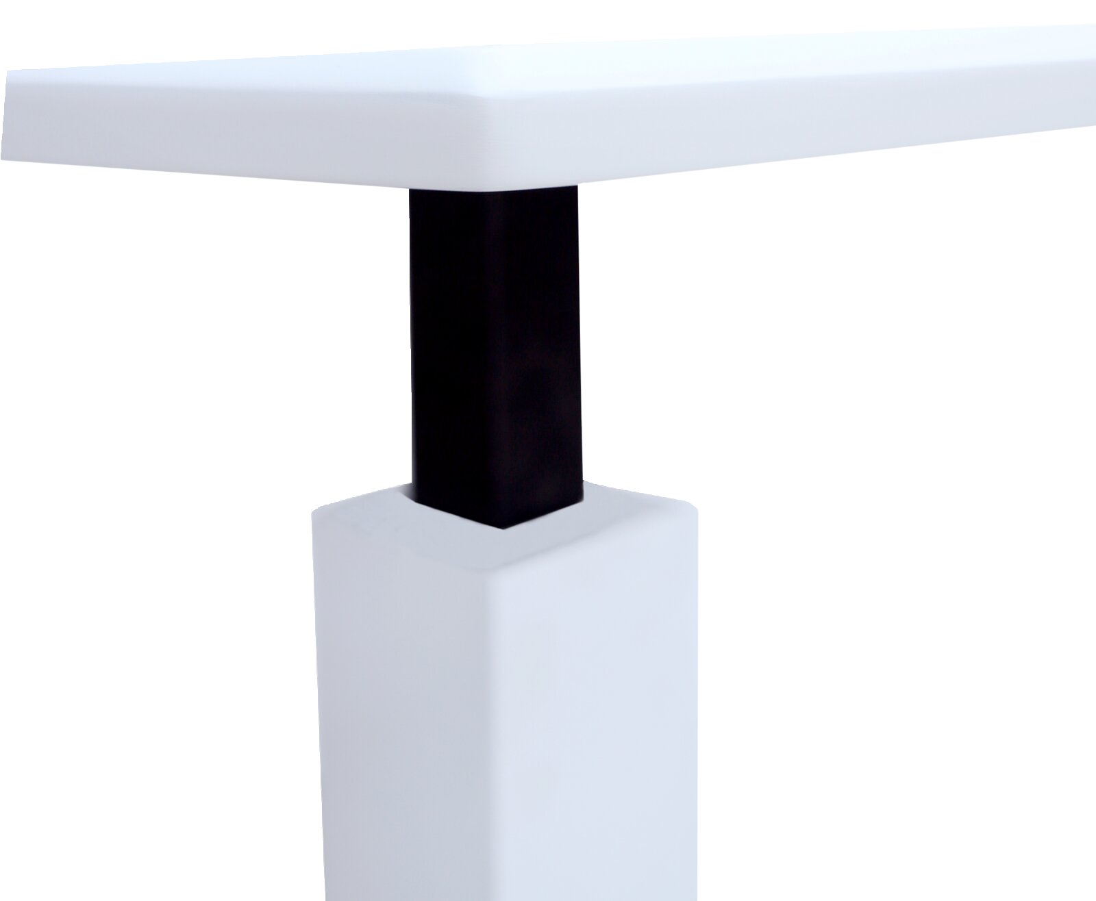 Close-up van een moderne salontafel met een wit tafelblad en een zwarte poot, gezien vanaf de zijkant
