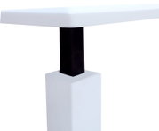 Nahaufnahme eines modernen Couchtischs mit weißer Tischplatte und schwarzem Bein, seitliche Perspektive