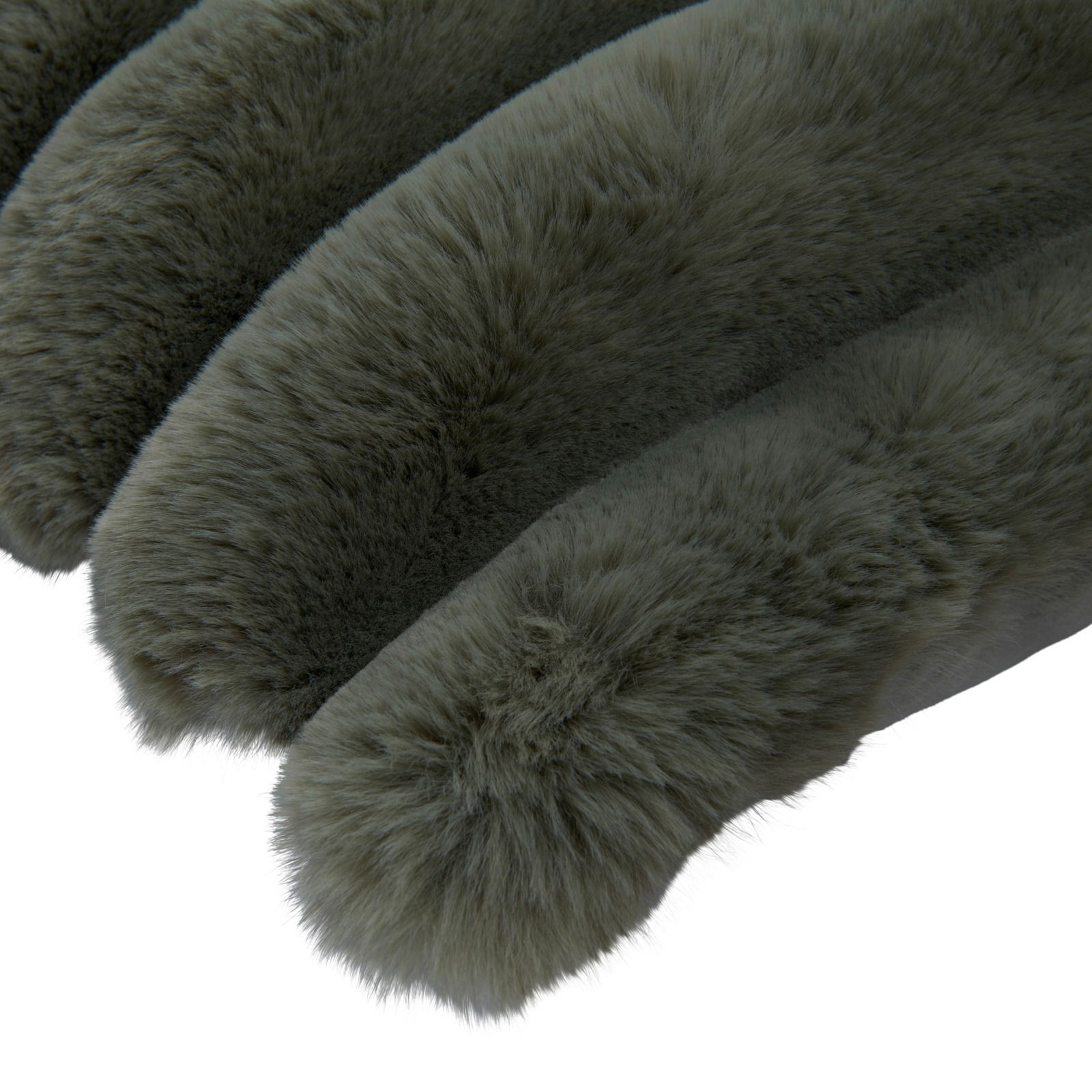 Novel Fellkissenhülle Nahaufnahme einer flauschigen, dunkelgrünen Fellkissenhülle in diagonaler Perspektive.