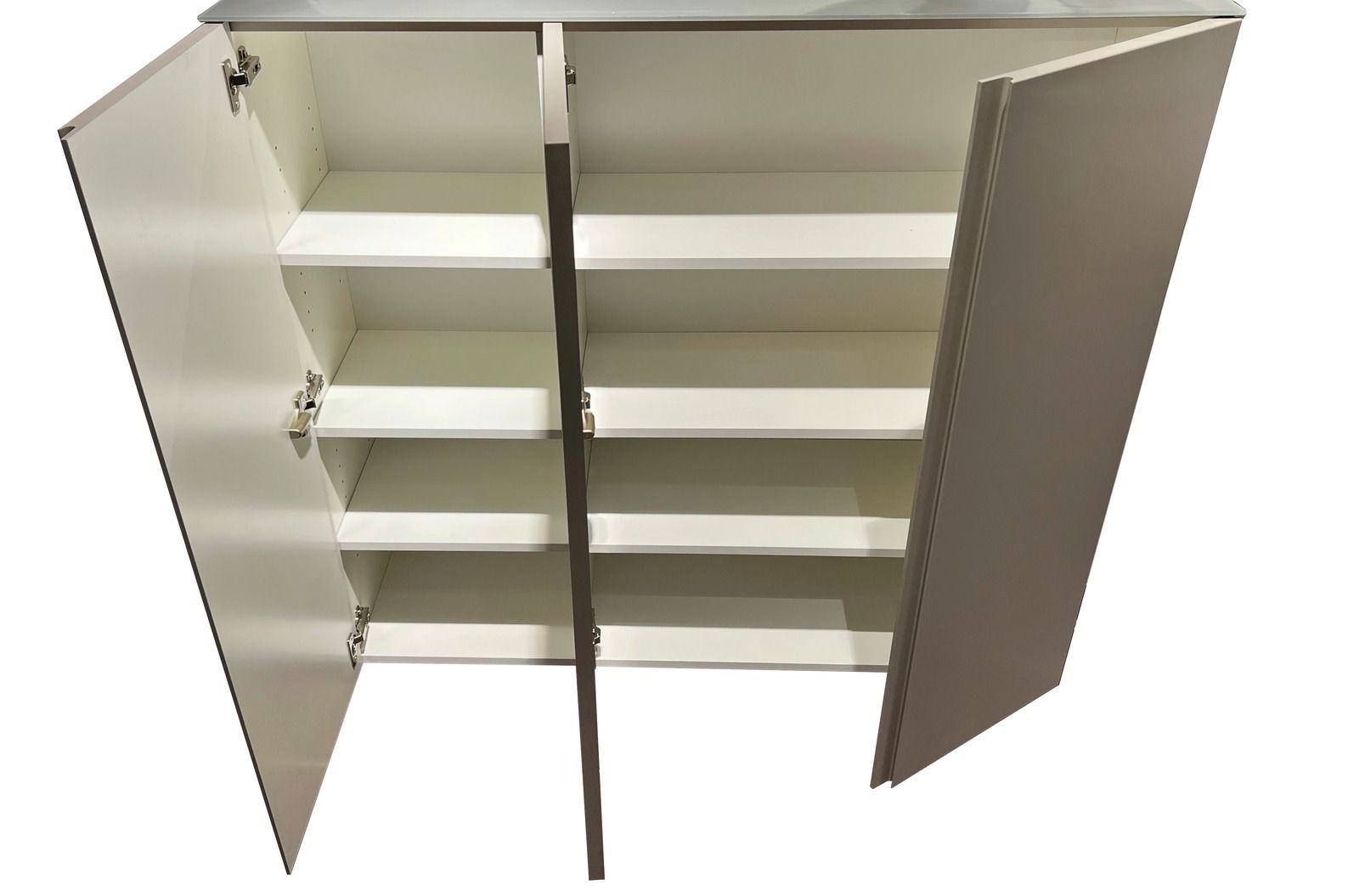 Offener XL-Hängeschuhschrank mit drei Türen und mehreren Regalböden, Ansicht von oben.