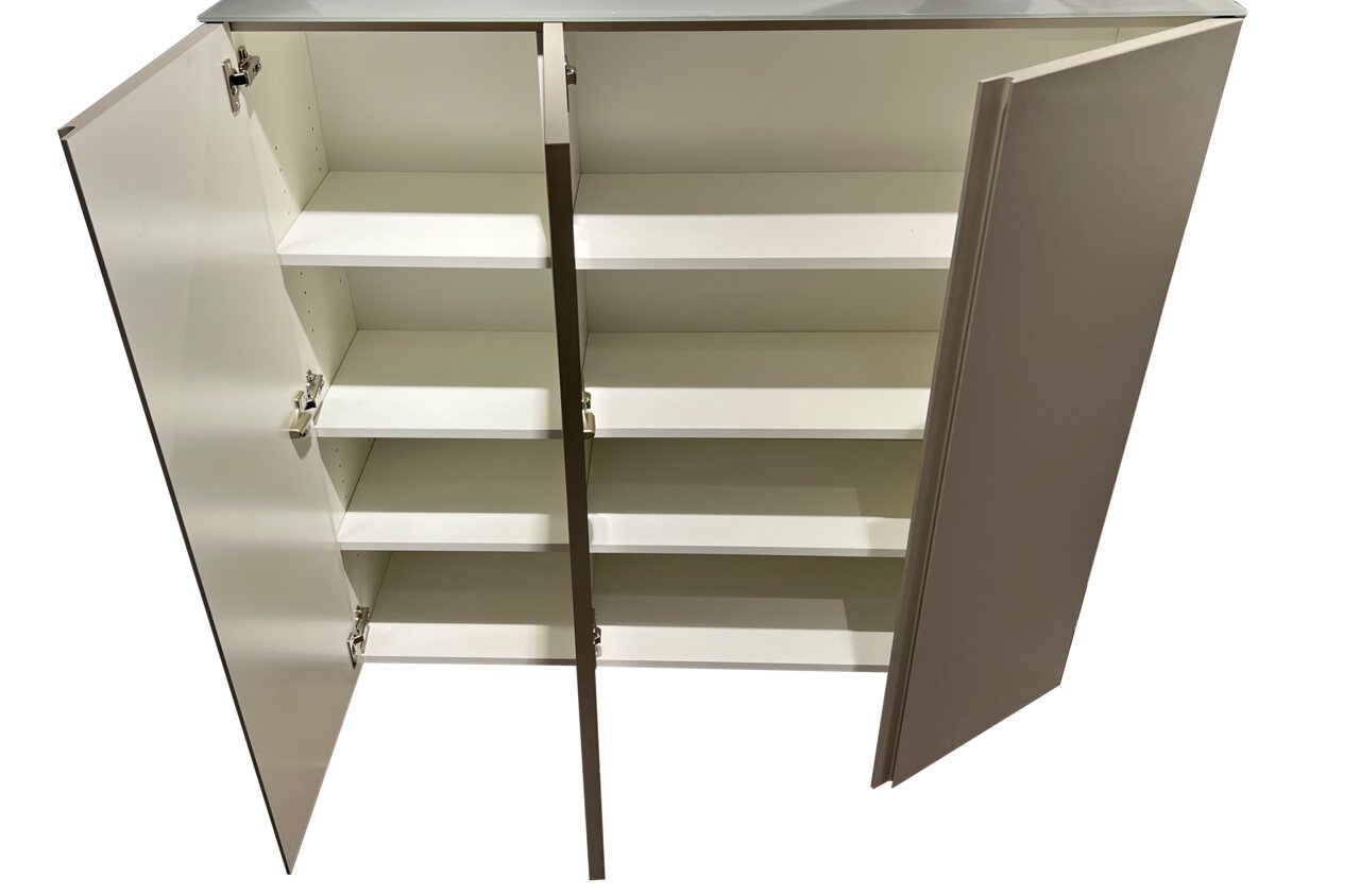 Offener XL-Hängeschuhschrank mit drei Türen und mehreren Regalböden, Ansicht von oben.