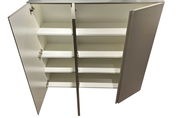 Offener XL-Hängeschuhschrank mit drei Türen und mehreren Regalböden, Ansicht von oben.