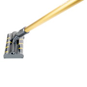 Ansicht von oben auf eine goldene Staubsaugerbürste des INVICTUS X8 3er Set Hartboden, ideal für Hartböden.