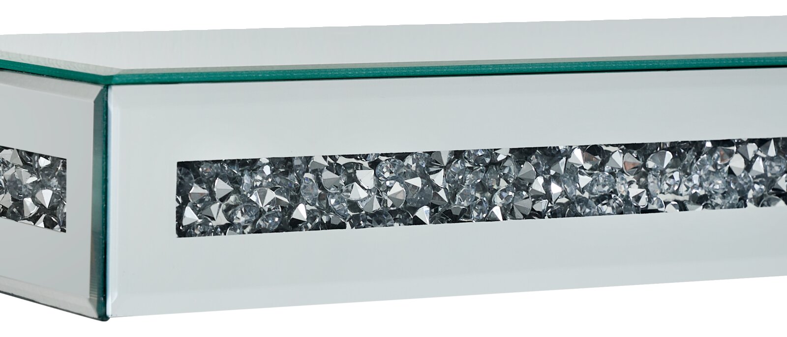 Nahaufnahme eines Wandboards mit glitzernden Kristallverzierungen und Glasoberfläche, seitliche Perspektive