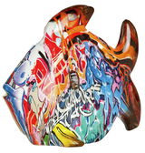 Bunte Fischskulptur mit Street Art Graffiti, seitliche Perspektive