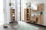 Moderner Waschbeckenunterschrank aus Holz in einem stilvoll eingerichteten Badezimmer, frontal betrachtet.