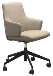 Beiger Home Office Sessel mit Armlehnen und schwarzem Drehfuß, seitliche Perspektive