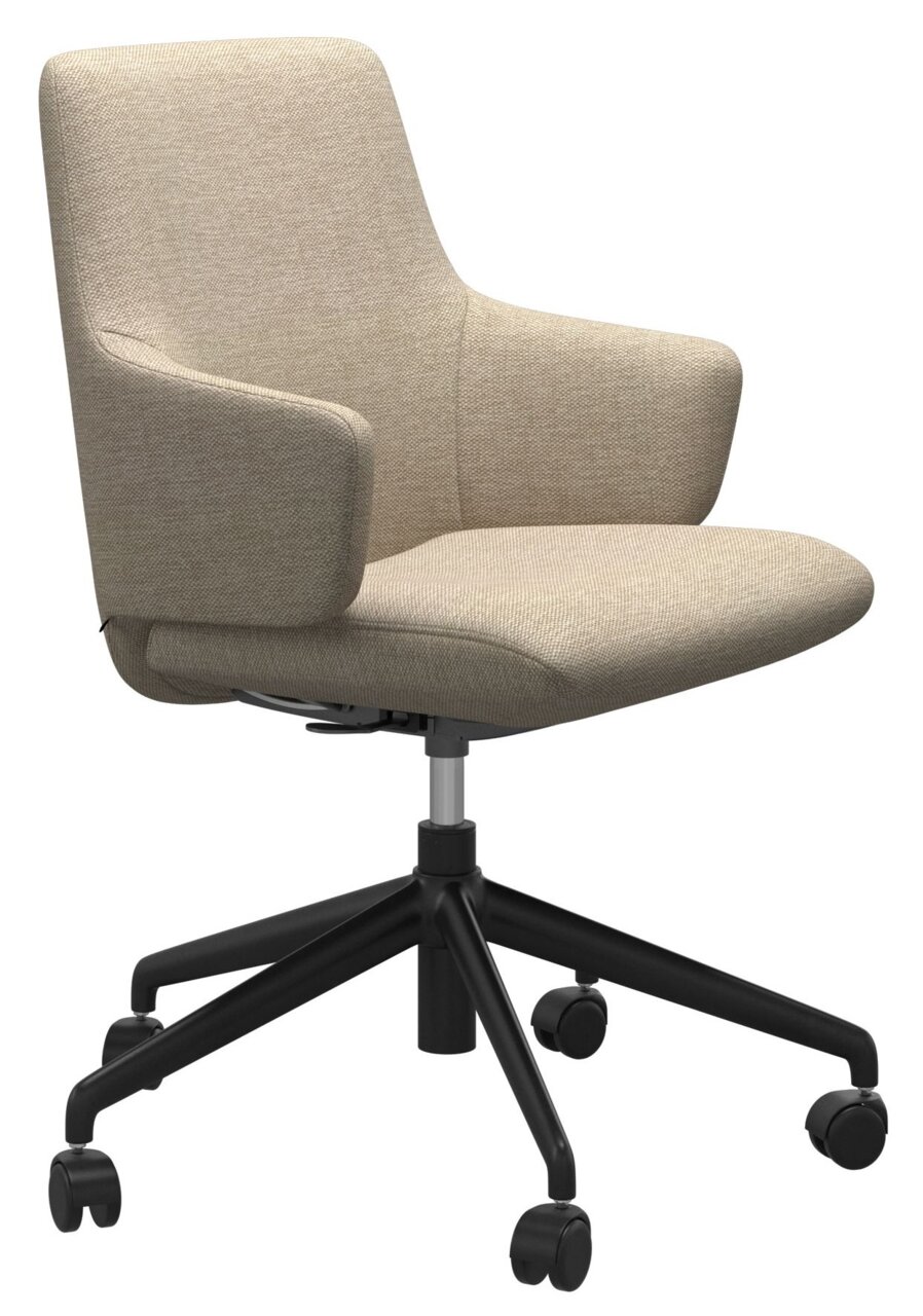 Beiger Home Office Sessel mit Armlehnen und schwarzem Drehfuß, seitliche Perspektive