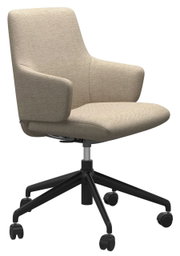Beiger Home Office Sessel mit Armlehnen und schwarzem Drehfuß, seitliche Perspektive