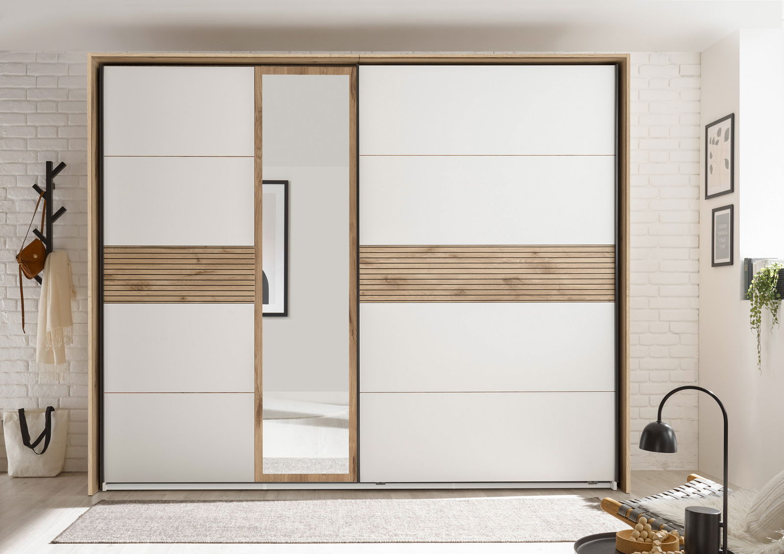 Moderner Schwebetürenschrank in Weiß mit Holzdetails und integriertem Spiegel, frontale Ansicht.