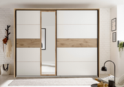 Moderner Schwebetürenschrank in Weiß mit Holzdetails und integriertem Spiegel, frontale Ansicht.