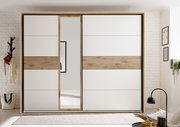 Moderner Schwebetürenschrank in Weiß mit Holzdetails und integriertem Spiegel, frontale Ansicht.