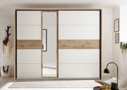 Moderner Schwebetürenschrank in Weiß mit Holzdetails und integriertem Spiegel, frontale Ansicht.