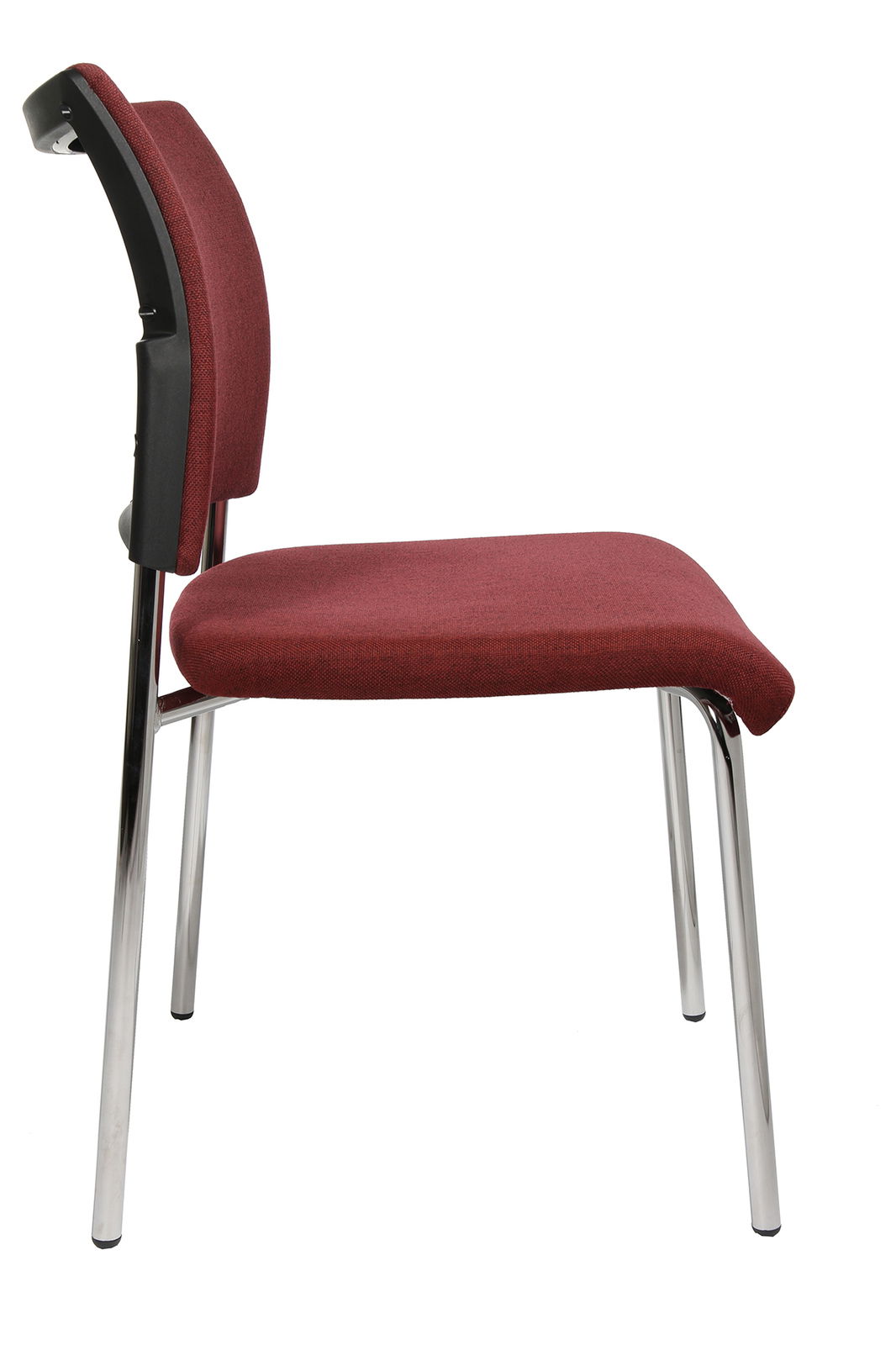 Seitenansicht eines Besucherstuhls mit rotem Stoffbezug und verchromten Beinen.