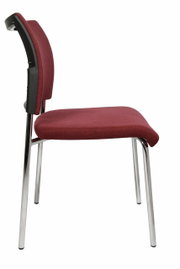 Zijaanzicht van een bezoekersstoel met rode stoffen bekleding en verchroomde poten.