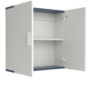 Offener Hängeschrank in Hellgrau mit blauem Korpus, einer Tür mit Metallgriff und Innenfachboden, Produktansicht schräg von vorn rechts