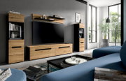 Modernes Wohnzimmer mit TV-Wandmöbel-Set in Holzoptik und Schwarz, bestehend aus Lowboard, zwei Vitrinen und Wandregal, frontal in leichter Schrägansicht von links fotografiert.