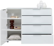 Weiße Kombikommode mit vier Schubladen und einer Tür, geöffnet, um den Stauraum zu zeigen. Perspektive von vorne.