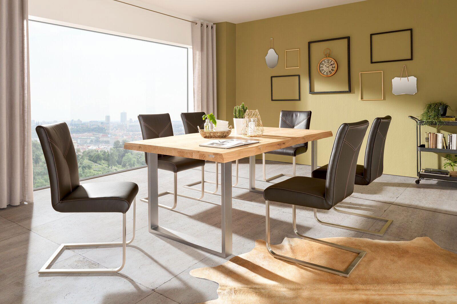 Valdera Tischplatte 180x90 MEMORY Moderne Esszimmeransicht mit einem großen Holztisch und sechs schwarzen Stühlen, seitliche Perspektive.