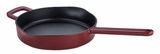 Rote Pfanne aus Gusseisen, 26 cm, seitliche Perspektive