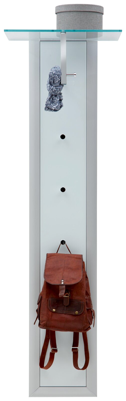 Garderobenpaneel mit Glasablage, Haken und Aufhängemöglichkeiten, frontal abgebildet. Ein Hut, ein Schal und ein Rucksack sind daran aufgehängt.