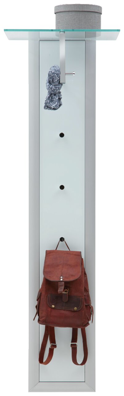 Garderobenpaneel mit Glasablage, Haken und Aufhängemöglichkeiten, frontal abgebildet. Ein Hut, ein Schal und ein Rucksack sind daran aufgehängt.