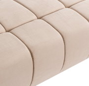 Nahaufnahme eines beigen Schlafsofas mit gestepptem Stoffbezug, perspektivisch von oben fotografiert.