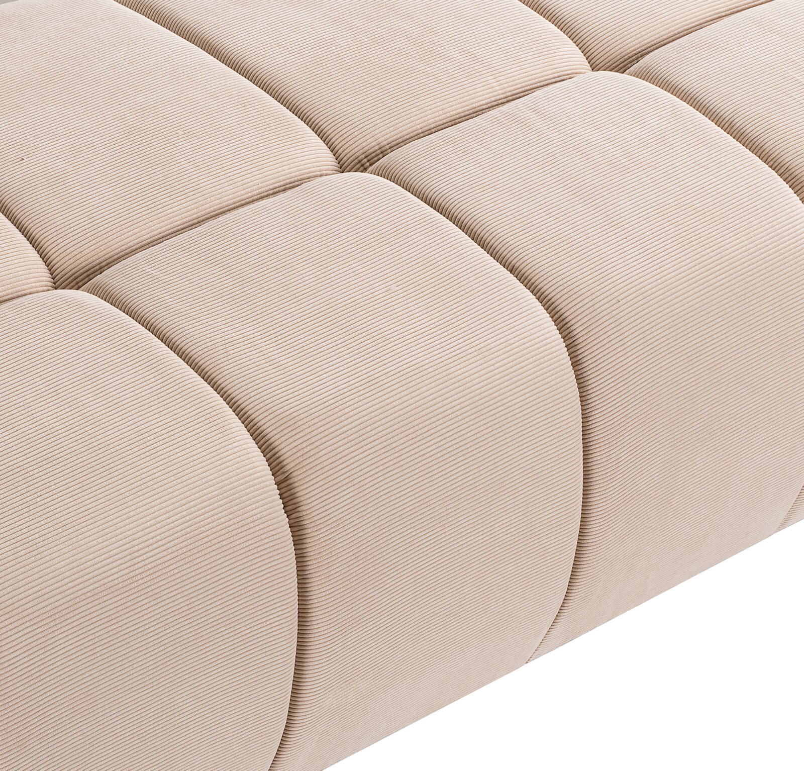 Nahaufnahme eines beigen Schlafsofas mit gestepptem Stoffbezug, perspektivisch von oben fotografiert.