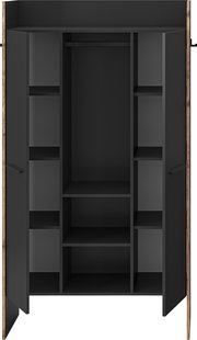 Offener Kleiderschrank in Schwarz mit mittiger Kleiderstange, mehreren Regalfächern und zwei geöffneten Türen, Frontansicht.