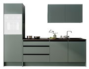 Moderne Küchenzeile in grauer Farbe mit Schränken, Schubladen und Spüle, frontal betrachtet.