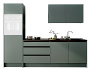 Moderne Küchenzeile in grauer Farbe mit Schränken, Schubladen und Spüle, frontal betrachtet.