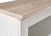Nahaufnahme eines Barschrankes mit heller Holzoberfläche und weißem Korpus, seitliche Perspektive.
