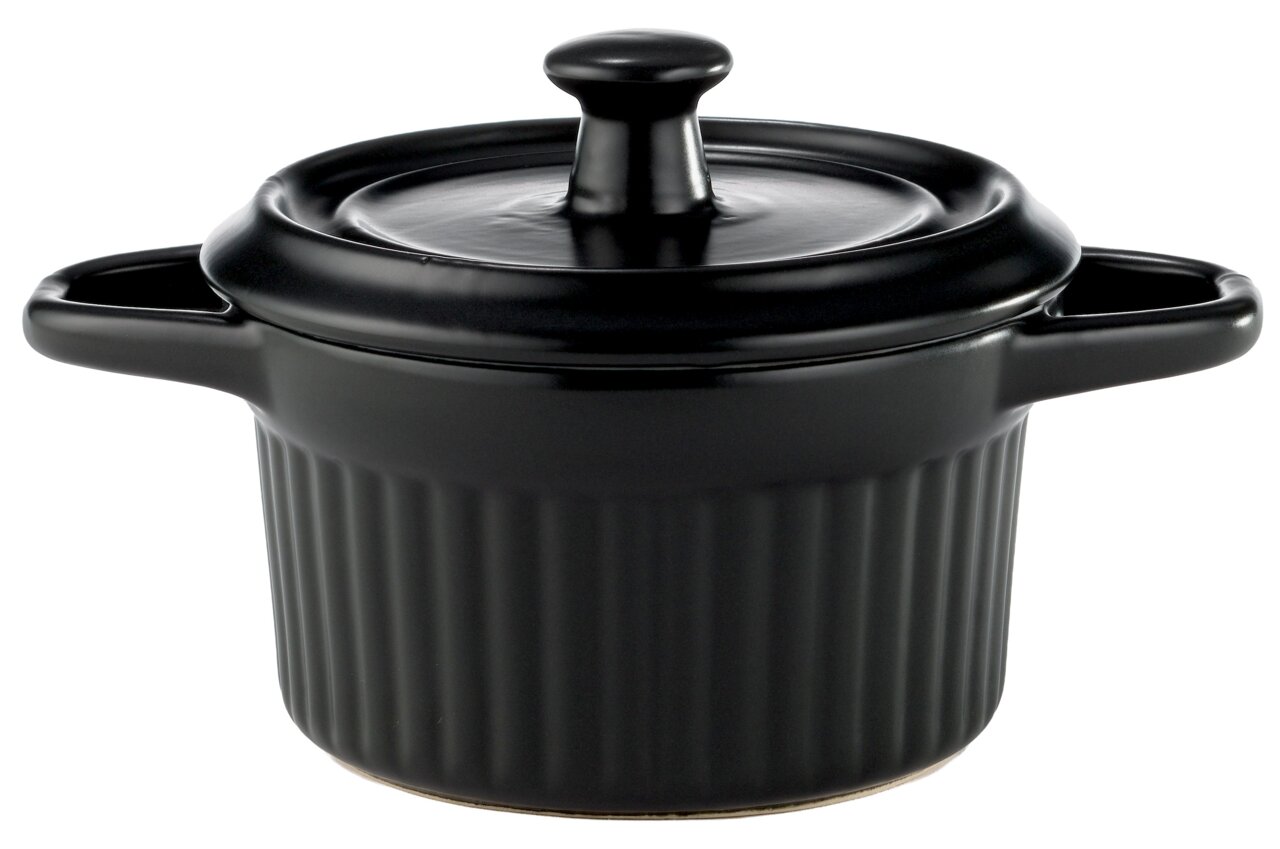Schwarze Cocotte mit Deckel und seitlichen Griffen, aus leicht erhöhter Perspektive fotografiert.