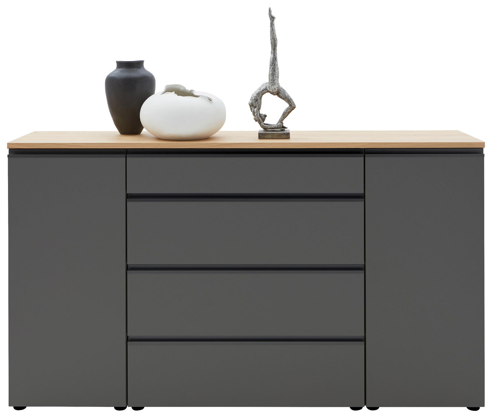 Graues Sideboard mit Holzplatte, zwei Türen und vier Schubladen, frontal fotografiert. Dekoriert mit zwei Vasen und einer Skulptur.