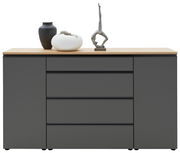 Graues Sideboard mit Holzplatte, zwei Türen und vier Schubladen, frontal fotografiert. Dekoriert mit zwei Vasen und einer Skulptur.