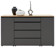 Graues Sideboard mit Holzplatte, zwei Türen und vier Schubladen, frontal fotografiert. Dekoriert mit zwei Vasen und einer Skulptur.