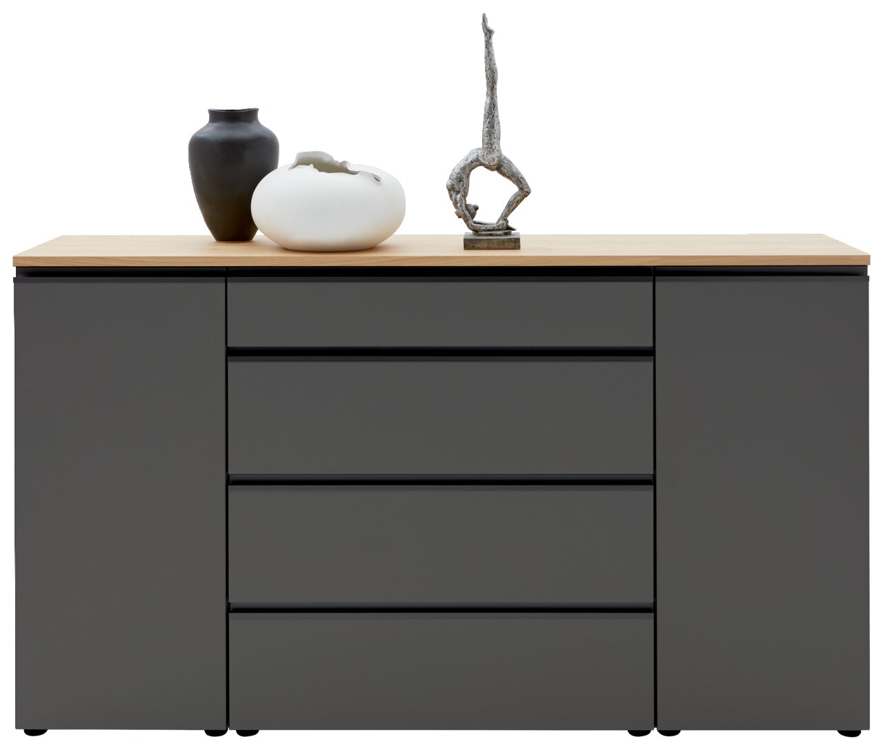 Graues Sideboard mit Holzplatte, zwei Türen und vier Schubladen, frontal fotografiert. Dekoriert mit zwei Vasen und einer Skulptur.