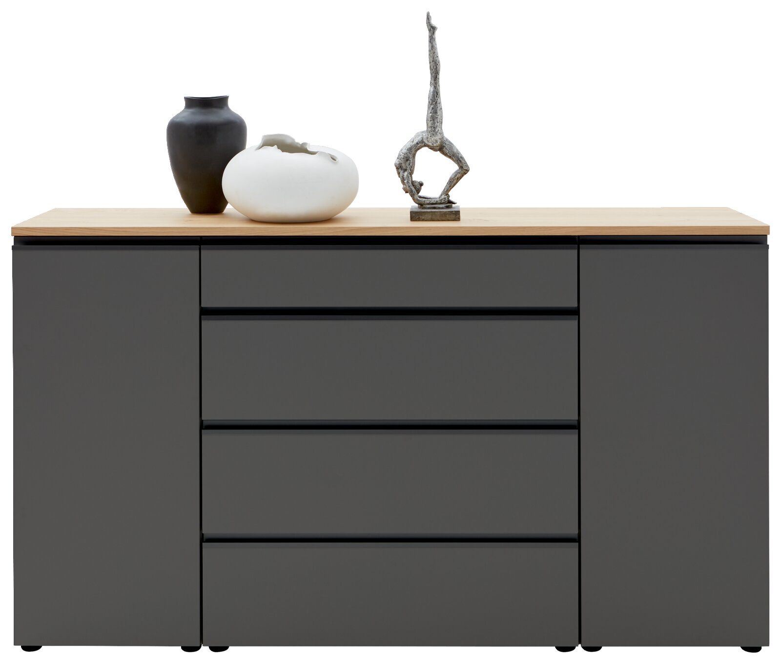 Graues Sideboard mit Holzplatte, zwei Türen und vier Schubladen, frontal fotografiert. Dekoriert mit zwei Vasen und einer Skulptur.