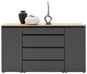 Graues Sideboard mit Holzplatte, zwei Türen und vier Schubladen, frontal fotografiert. Dekoriert mit zwei Vasen und einer Skulptur.