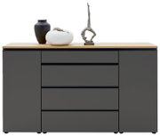 Graues Sideboard mit Holzplatte, zwei Türen und vier Schubladen, frontal fotografiert. Dekoriert mit zwei Vasen und einer Skulptur.