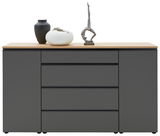 Graues Sideboard mit Holzplatte, zwei Türen und vier Schubladen, frontal fotografiert. Dekoriert mit zwei Vasen und einer Skulptur.