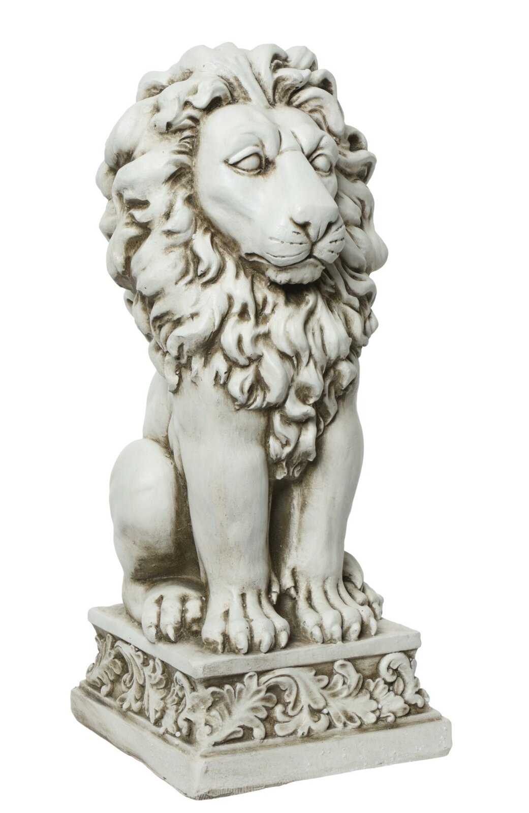 Lumineo Statue Löwe 61cm Weiße Deko-Statue eines sitzenden Löwen mit detailreicher Mähne auf ornamental verziertem Sockel, freigestellt vor weißem Hintergrund, Ansicht schräg von vorne