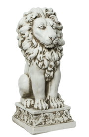 Weiße Deko-Statue eines sitzenden Löwen mit detailreicher Mähne auf ornamental verziertem Sockel, freigestellt vor weißem Hintergrund, Ansicht schräg von vorne