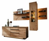 Moderne Wohnwand aus Holz mit Schränken und Regalen, seitliche Perspektive