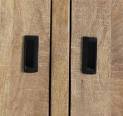 Nahaufnahme von zwei schwarzen Griffen auf einer Holzoberfläche eines Sideboards, Frontansicht.
