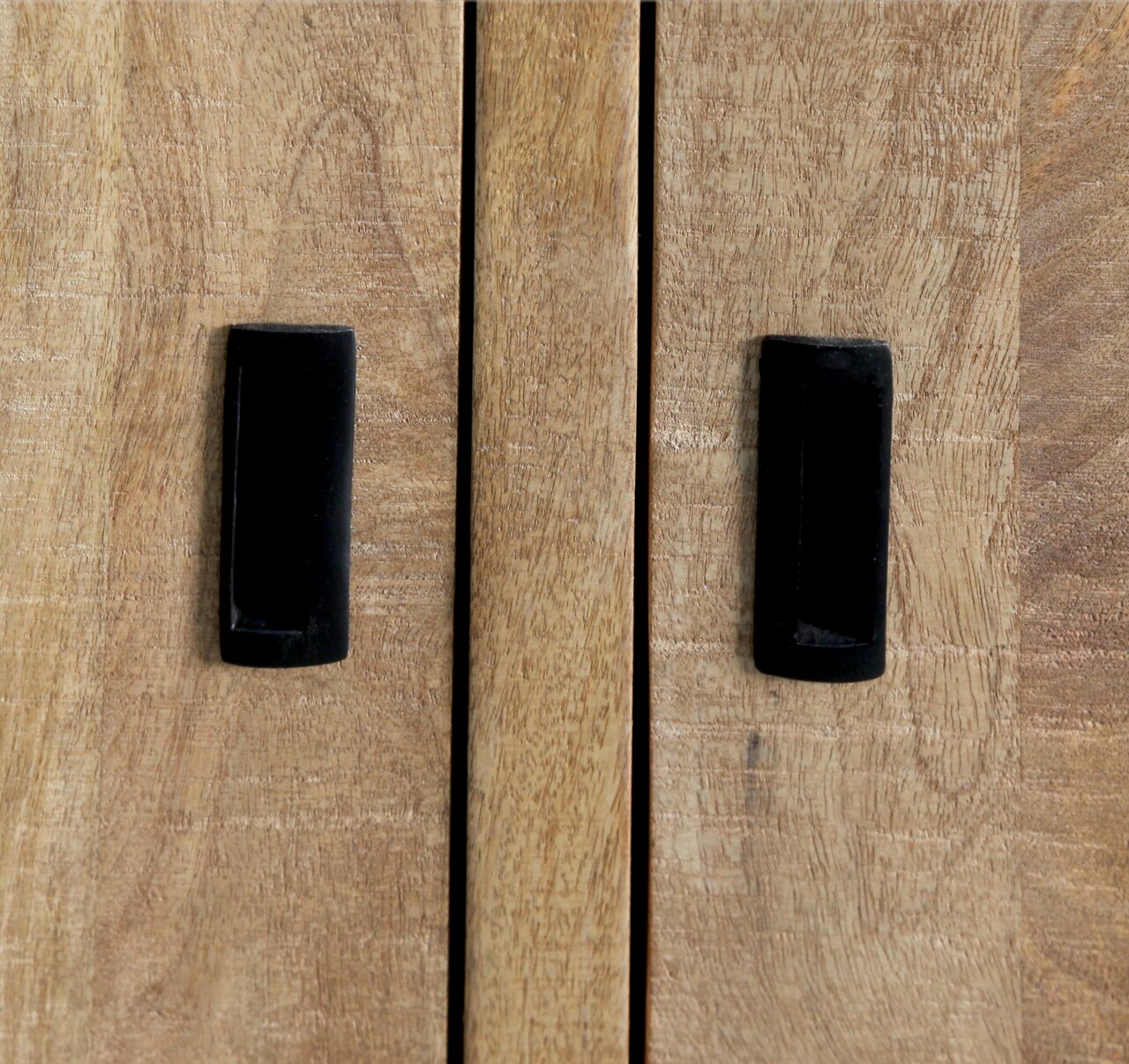 Nahaufnahme von zwei schwarzen Griffen auf einer Holzoberfläche eines Sideboards, Frontansicht.