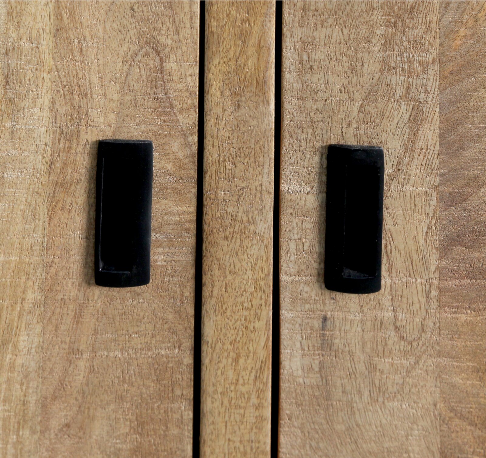 Close-up van twee zwarte handgrepen op het houten oppervlak van een dressoir, gezien van voren.
