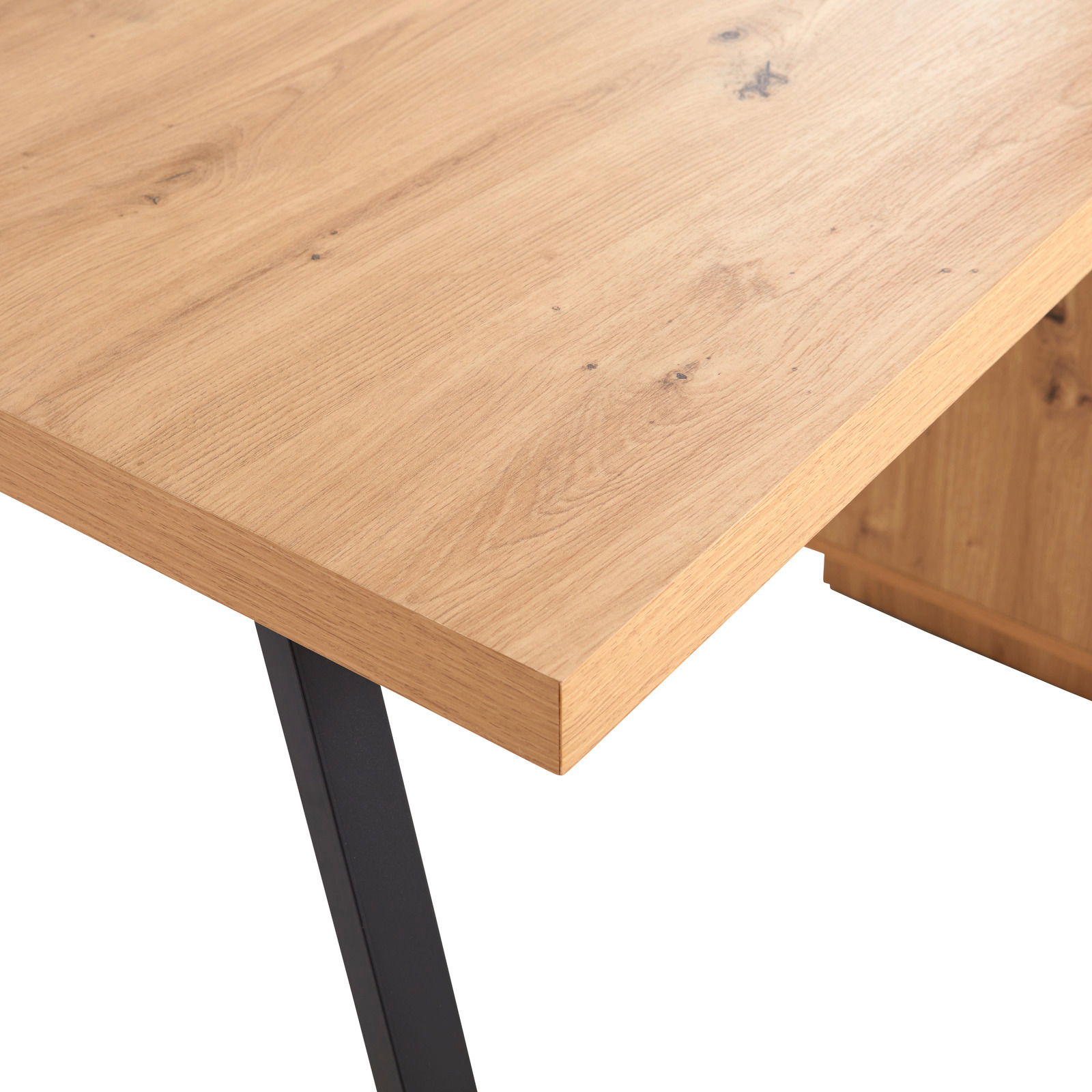 Nahaufnahme eines Schreibtisches mit Holzoberfläche und schwarzen Metallbeinen, Perspektive von oben.