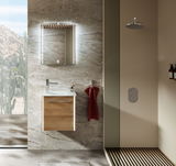 Modernes Gästebad mit hängendem Holzwaschtisch, beleuchtetem Spiegel und Regendusche, seitliche Perspektive.